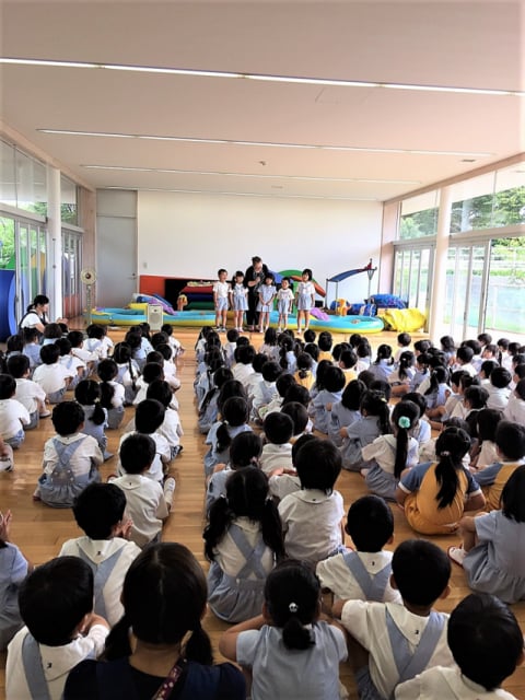 みんなの前で夏休みの思い出を話す子どもたち みんなの前で夏休みの思い出を話す子どもたち